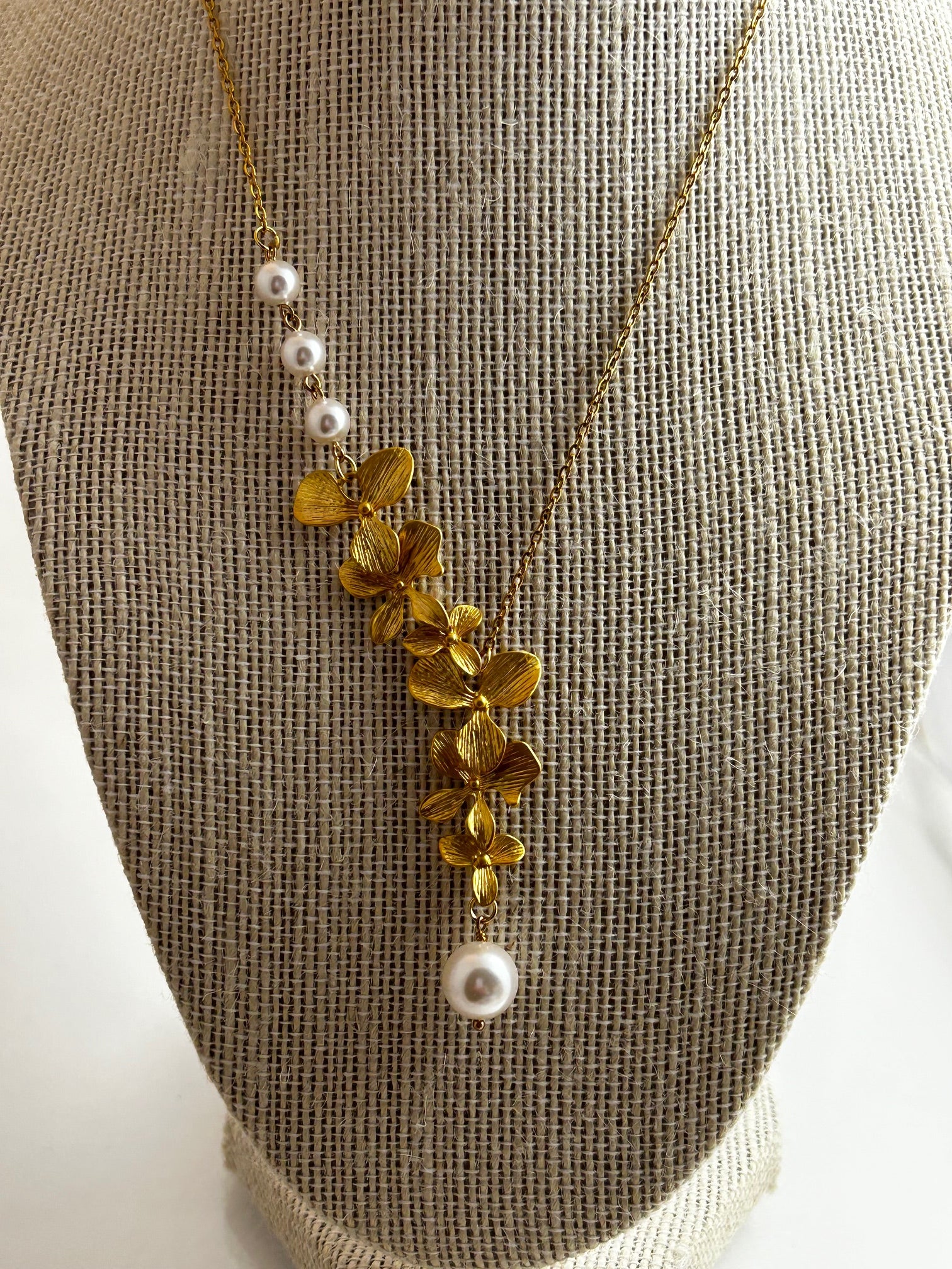 Necklace, finished jewelry, Gold and pearl vine necklace