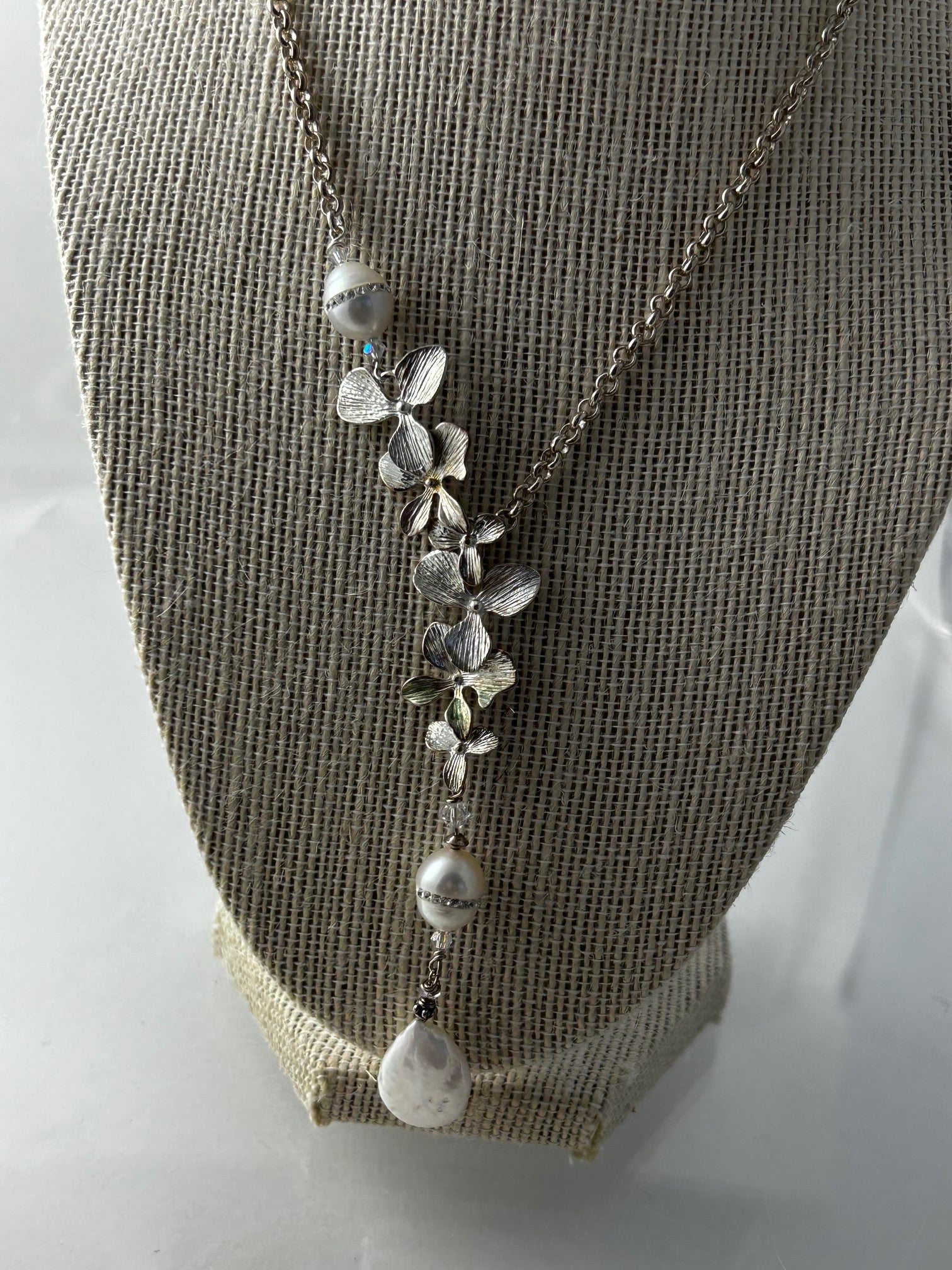 Necklace, finished jewelry, Silver rhodium and pearl, with fancy bling clasp